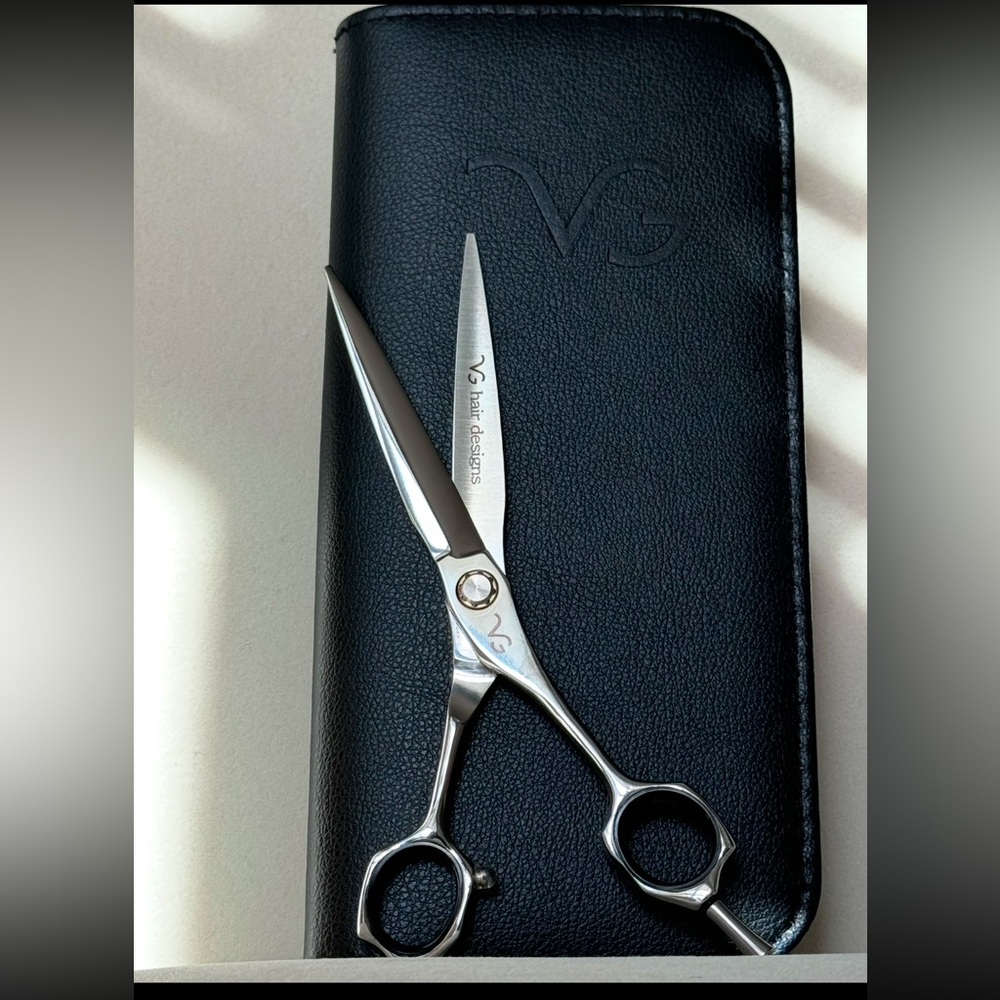 Professional cutting shears for wet and dry cuts